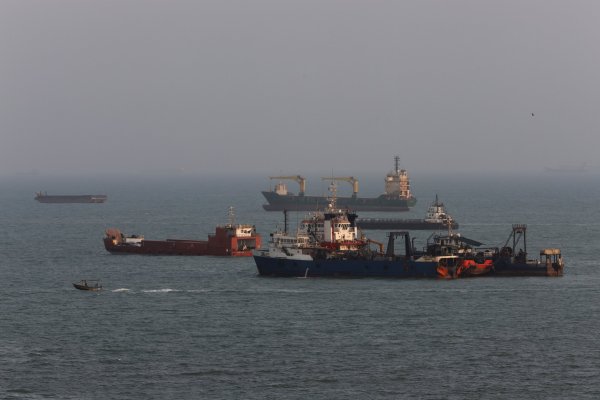 Estados Unidos lanza una nueva ronda de ataques contra Irán y el petróleo salta 4%