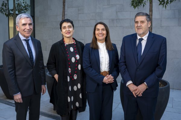 De izq. a der.: Carlos Peña, rector UDP; Danae de los Ríos, vicerrectora académica UDP; Priscilla Molina, gerenta general de Clínica MEDS; y Dr. Roberto Yáñez, presidente del directorio de Clínica MEDS.