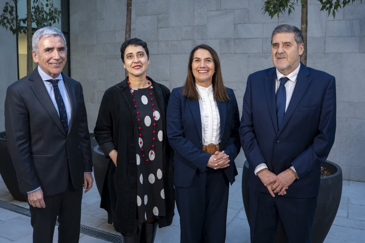 De izq. a der.: Carlos Peña, rector UDP; Danae de los Ríos, vicerrectora académica UDP; Priscilla Molina, gerenta general de Clínica MEDS; y Dr. Roberto Yáñez, presidente del directorio de Clínica MEDS.