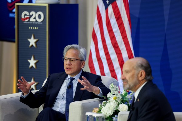 CEO de Nvidia pide al G20 acelerar la IA y evitar regulaciones basadas en "daños teóricos"