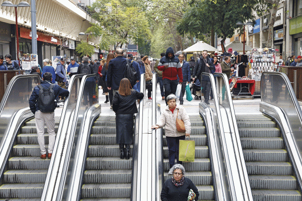 Mercado laboral, productividad y gasto público: los efectos que tendrá el cambio demográfico en Chile, según la CNEP