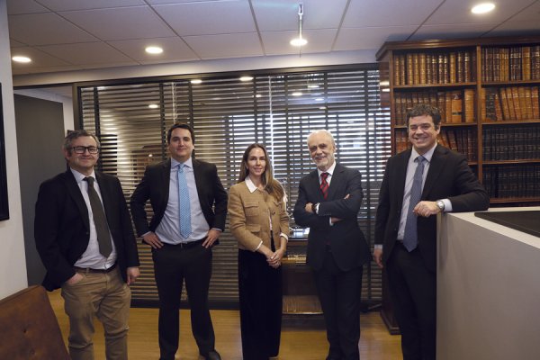 En la foto, de izq. a der.: Jerónimo Brieba, Ignacio Seguel, Sophie Hellmich, Pedro Pablo Vergara y Germán Subercaseaux.