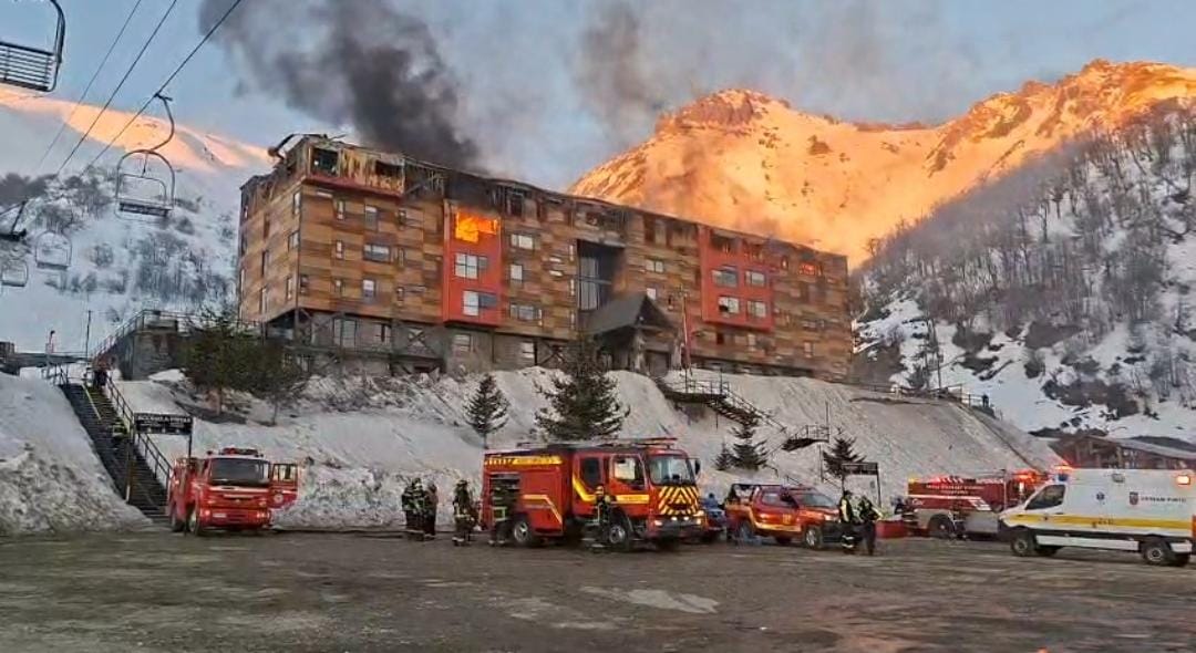 Incendio afecta instalaciones del Hotel Nevados de Chillán en la Región de Ñuble