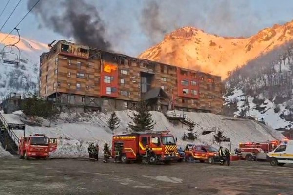 Incendio afecta instalaciones del Hotel Nevados de Chillán en la Región de Ñuble