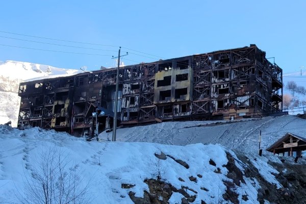 Un voraz incendio consumió por completo las instalaciones del hotel Alto Nevados en la Región de Ñuble