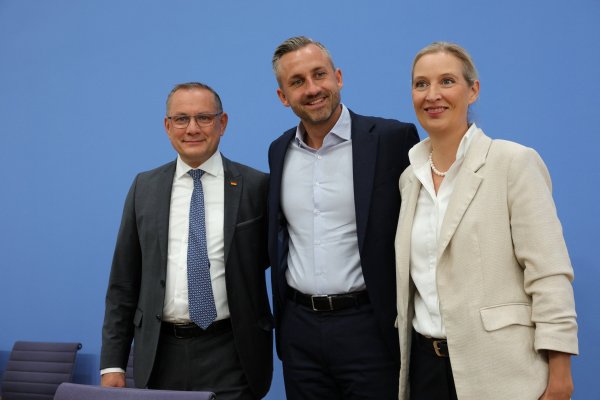Los colíderes de AfD, Alice Weidel y Tino Chrupalla, y el candidato principal, Ulrich Siegmund (en medio),