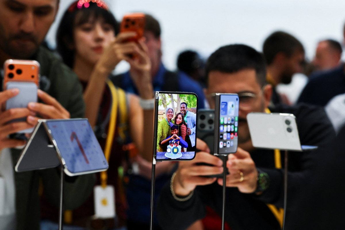 Duo tiene el tamaño y la forma de un pasaporte, con bordes redondeados, con un precio que parte en US$ 1.999. (Fotos: Reuters)