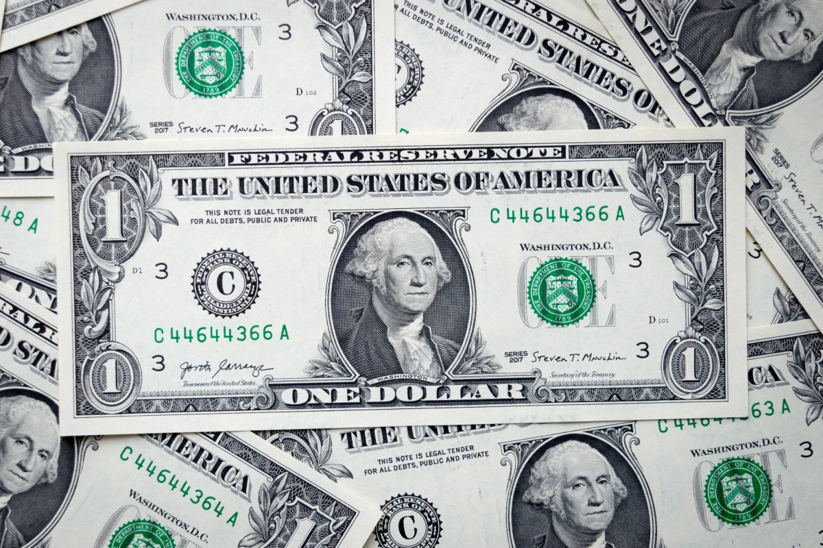 Dólar sube levemente mientras el petróleo Brent supera los US$ 100 por la guerra naval en el estrecho de Ormuz
