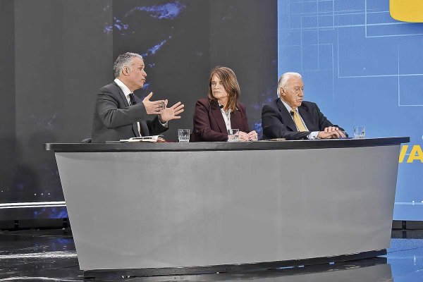 Óscar Landerretche, Cecilia Cifuentes y Jorge Matetic fueron parte del panel.