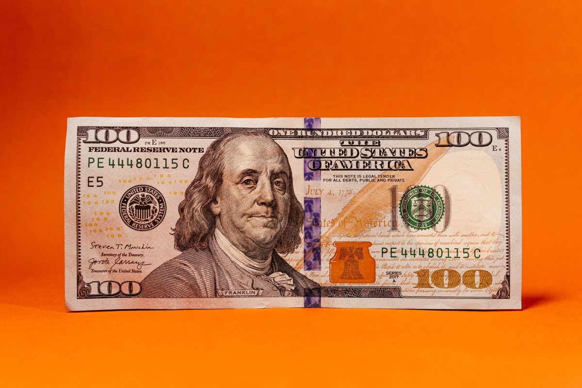 Dólar despega más de $ 16 y bordea los $ 960 mientras el petróleo reanuda su escalada antes de una esperada subida de tasas en EEUU