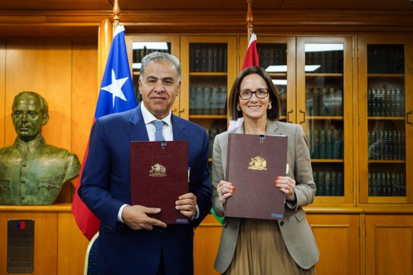 Mohammad Al Shabbarn junto a Paula Estévez.
