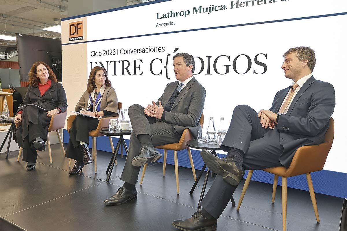 Macarena García, Paula Vargas (moderadora), Sebastián Vallebona y José María Diez.