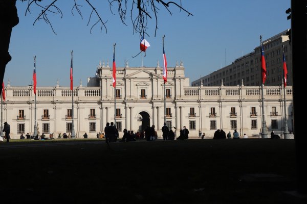 Fitch Ratings mantuvo calificación de riesgo de Chile en A- y prevé que deuda pública se situará bajo 43% del PIB en 2026