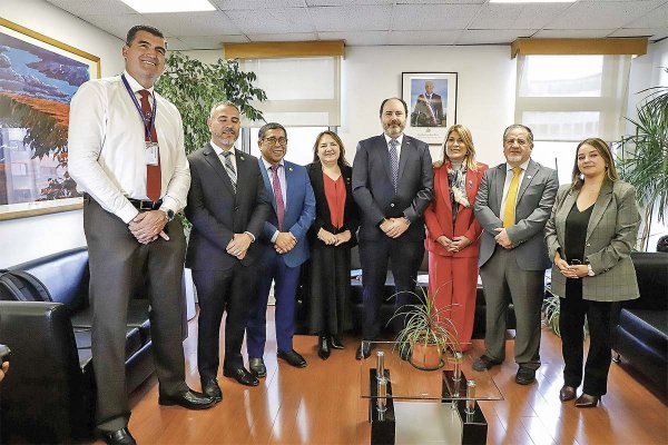 El ministro Rau junto a los representantes del PDG.