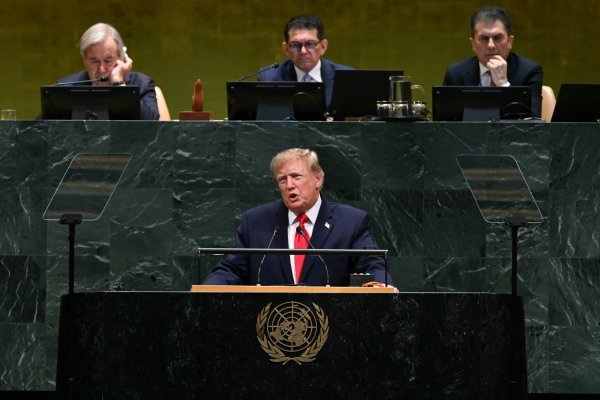 Trump apuesta por un pacto con Irán tras las elecciones de noviembre y amenaza con su aniquilación si no se concreta