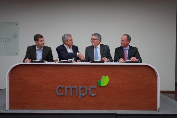 De izquierda a derecha: Jorge Valdivieso, vicepresidente de Nuevos Negocios y Ventures de CMPC; Francisco Ruiz-Tagle, CEO de CMPC; Álvaro Henao, CEO Smurfit Westrock Latam; Rafael Cox, vicepresidente Legal y Compliance de la firma chilena.