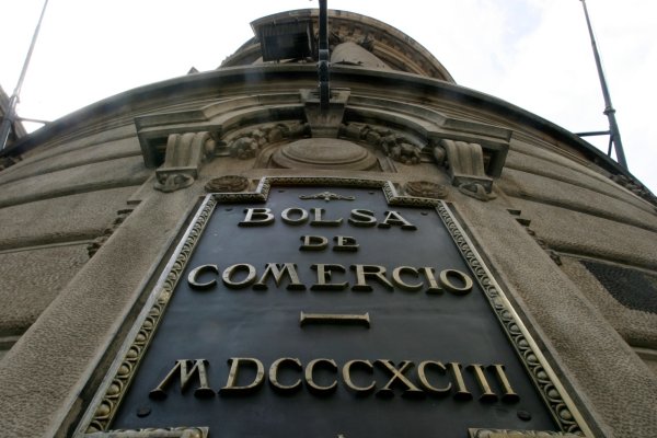 Bolsa chilena abre en rojo, pero la acción de CMPC exhibe el mejor desempeño tras acuerdo con Smurfit Westrock
