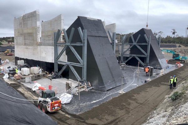 Puente Chacao inicia su fase más compleja tras arribo de sillas de acero fundido para sostener el cableado principal