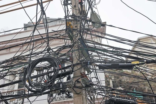 Temuco lidera a nivel comunal en pedidos de retiro de cables en desuso con 740 puntos de trabajo