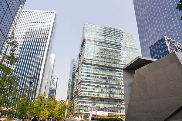 Vacancia de oficinas de lujo en Santiago alcanza su menor nivel desde 2021 y consultora anticipa oferta futura limitada