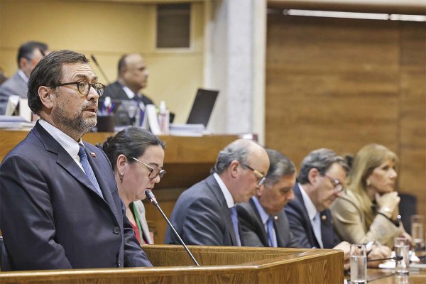 El canciller Pérez Mackenna al responder las preguntas de la interpelación. Fotos: Cámara de Diputados