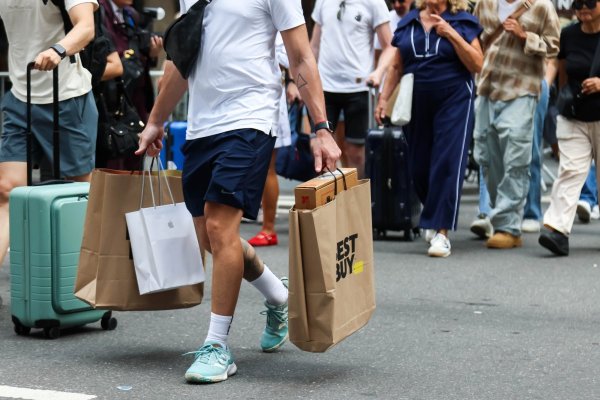 Gasto de consumo personal se modera al 3% en EEUU y abre espacio para una pausa en las alzas de tasas