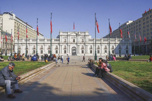 Pese a reciente alza, la deuda del gobierno chileno como porcentaje del PIB está lejos del promedio global y de los mercados emergentes