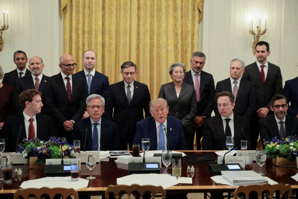 Estadounidenses culpan a Trump por el alza de precios y desconfían de los líderes de las empresas de IA