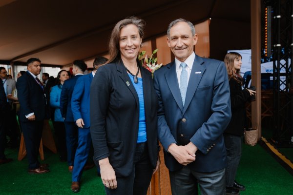 La CEO de Walmart Chile, Annie Walker, junto al gerente general de Copec, Arturo Natho.