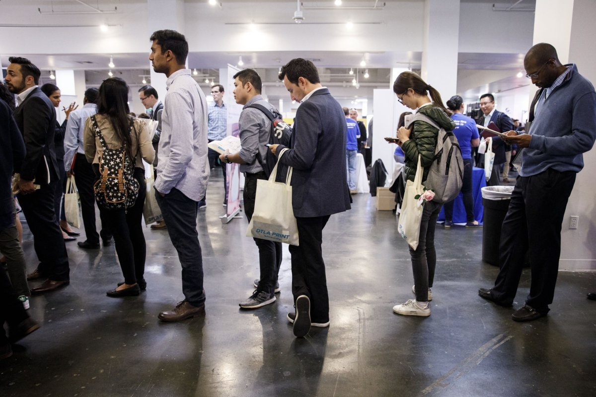 Creación de empleos en EEUU decepciona y favorece una pausa en las alzas de tasas de la Fed