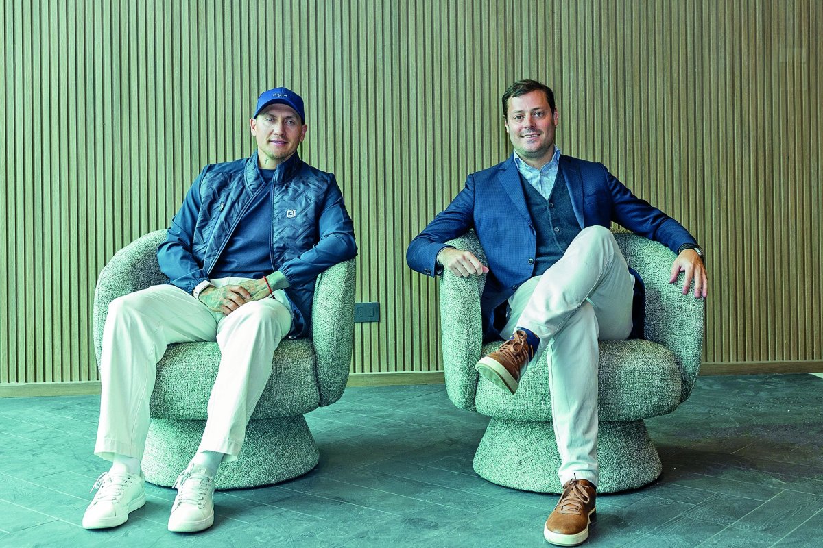 Nico Castillo y su ex representante Matías Jiménez inauguran club de golf indoor en el W