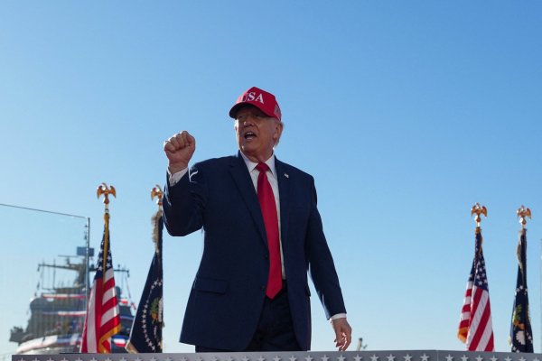 Trump está considerando suspender el impuesto a la gasolina para aliviar los costos