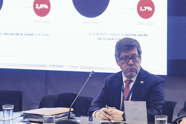 El director de Presupuestos, José Pablo Gómez, enuneró las principales cifras fiscales. Foto: Aton.