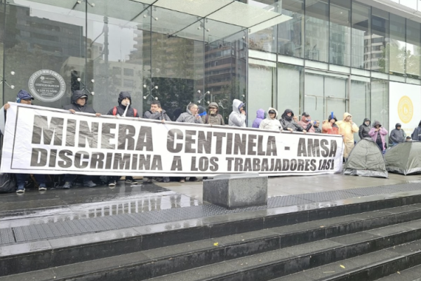 Huelga en Minera Centinela: trabajadores instalan campamento frente a oficinas de Antofagasta Minerals y sindicatos advierten caída de 50% en producción