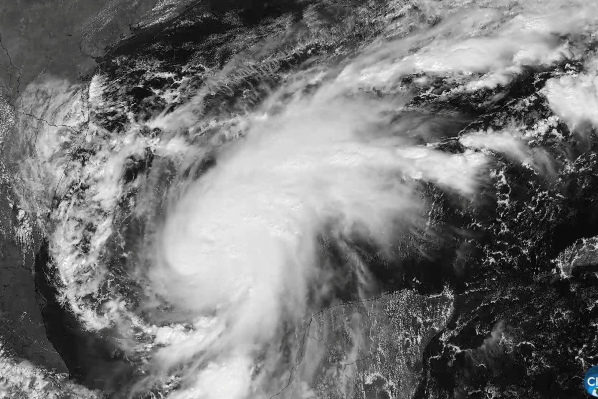 Isaias pasó de la categoría de tormenta tropical a huracán el miércoles por la noche. Fuente: Reuters.