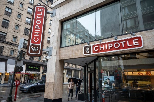 Starbucks evalúa la posibilidad de adquirir Chipotle que resultaría en la mayor adquisición de restaurantes de la historia
