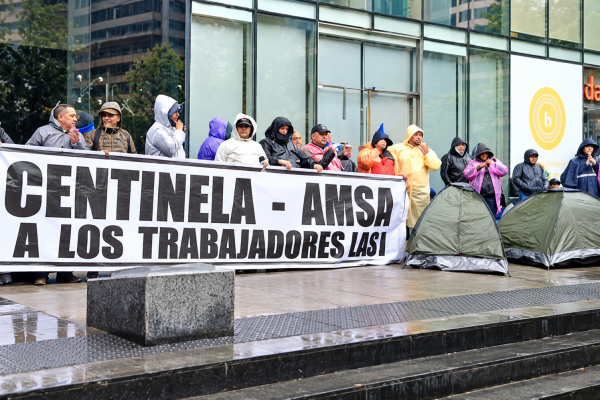 Huelga en Minera Centinela: trabajadores instalan campamento frente a oficinas de AMSA y sindicatos advierten caída de 50% en producción