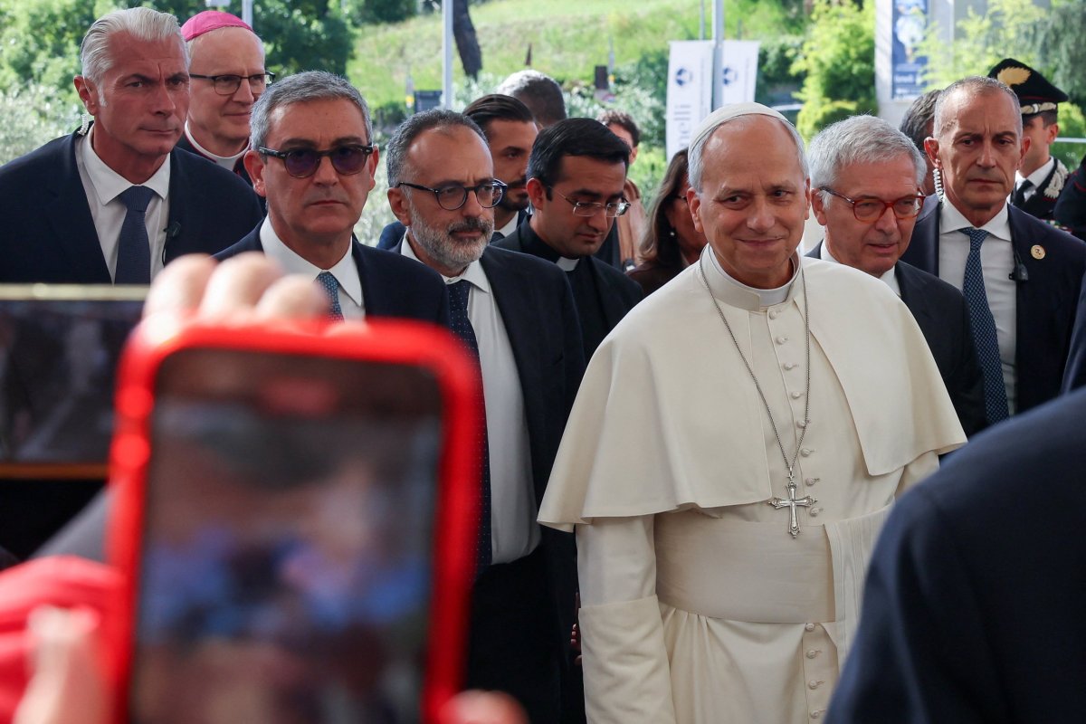 El Vaticano dio a conocer los detalles de la intervención quirúrgica después de que se viera a León salir en una caravana de vehículos con destino al hospital Gemelli.