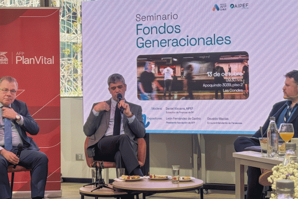 Osvaldo Macías y León Fernández de Castro en el seminario de Aipef.