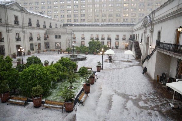 La Moneda no se salvó del granizo cubrió de blanco Providencia, Ñuñoa, Santiago y otras comunas de la Región Metropolitana. (Foto: Aton Chile)