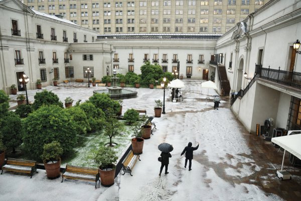 La Moneda no se salvó del granizo cubrió de blanco Providencia, Ñuñoa, Santiago y otras comunas de la Región Metropolitana. (Fotos: Aton Chile)