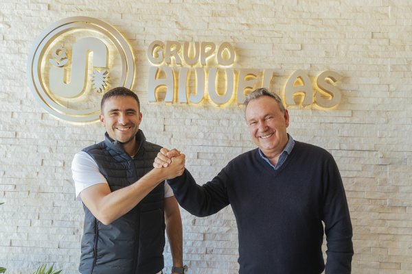 Juan Ignacio Goycoolea, CEO de Grupo Hijuelas, con su padre y presidente de la empresa, Gaspar Goycoolea.