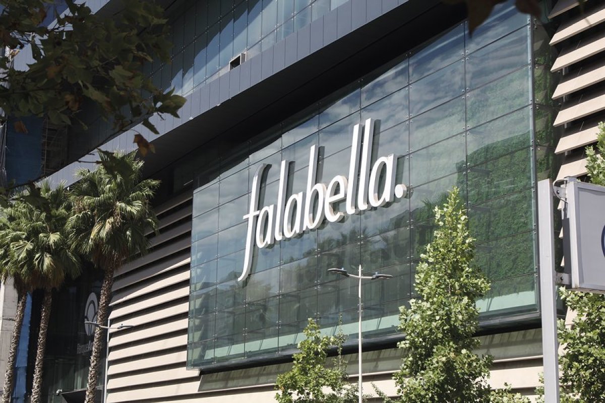 Grupo Falabella fortalece su perfil financiero: Fitch eleva clasificación tras reducción de deuda y mejora de márgenes