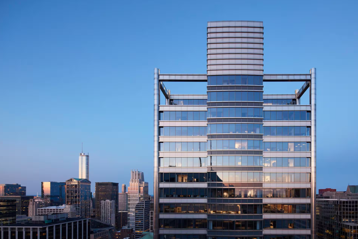 Dueño de Zara compra emblemática torre de oficinas en Chicago por US$ 550 millones en una de las mayores operaciones del sector para este año