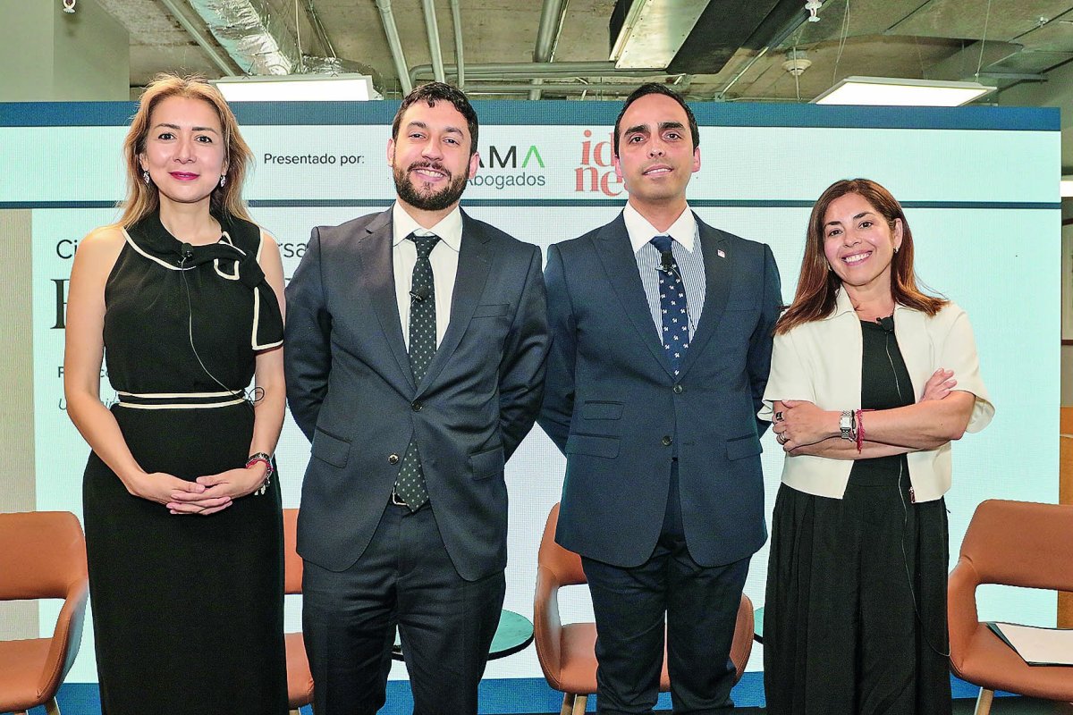 Catherine Muñoz (Idónea Consultores), Diego Lizama (Lizama Abogados), Luis Emilio Ríos (BancoEstado) junto a Paula Vargas, subdirectora de Diario Financiero. Foto: José Montenegro
