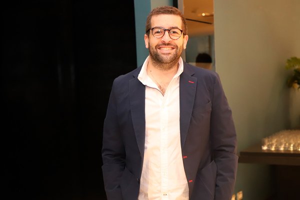 Alan Meyer firma con Editorial Planeta para su primer libro sobre negocios y liderazgo