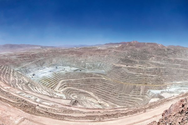 Producción de cobre de BHP en Chile cae 22% por menores leyes, clima y accidente en Escondida