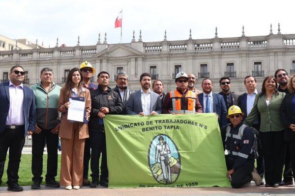 Autoridades de Atacama llegan a La Moneda para evitar cierre de fundición Potrerillos: más de 4 mil empleos en riesgo