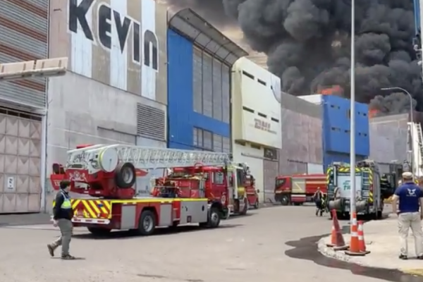 Incendio en Zona Franca de Iquique afecta a dos galpones y moviliza a 13 compañías de Bomberos