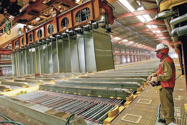 Producción de cobre de Escondida cae 23% por menores leyes, clima y accidente en esta faena